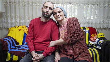 Fenerbahçe taraftarı otizmli gencin futbol sevgisi forma koleksiyonuna dönüştü