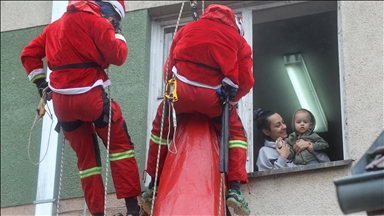 Srbija: Deda Mrazovi s krova bolnice do prozora dečjih bolničkih soba