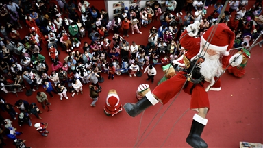 Peru, personazhet e Krishtlindjeve vizitojnë fëmijët e shtruar në spital