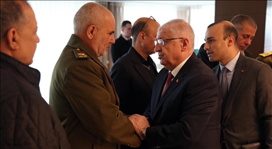 وزير دفاع تركيا يجري زيارة تعزية لمسؤولين ليبيين قدموا إلى أنقرة