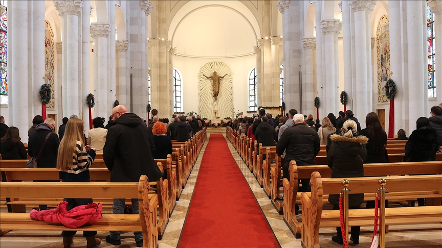 Kosovë, besimtarët e besimit katolikë kremtojnë festën e Krishtlindjes
