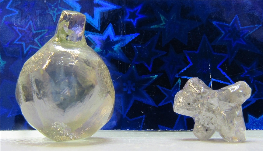Алмазодобытчики АЛРОСА в канун Нового года извлекли алмазы, напоминающие елочные игрушки