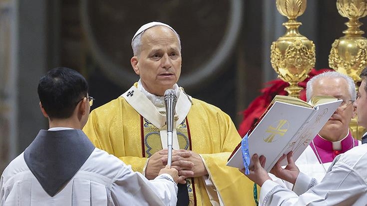 Paus Leo XIV Pimpin Misa Malam Natal Perdana di Vatikan