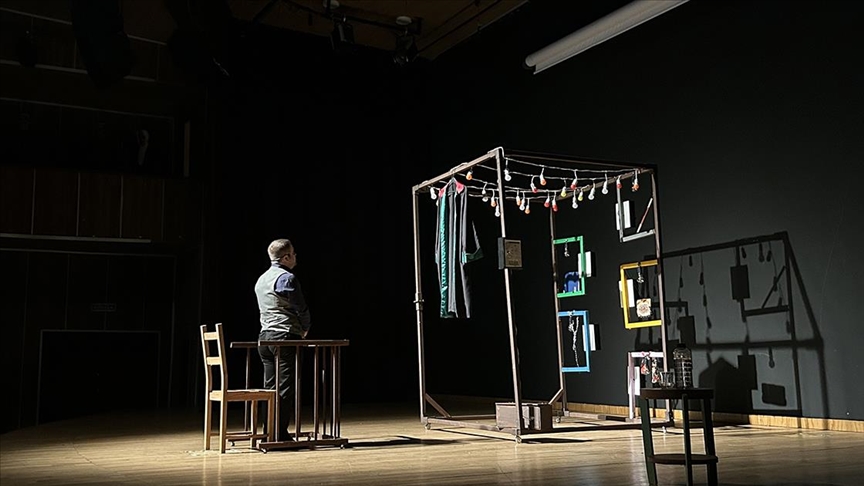 "Posta Kutusu" oyunu "nostaljik tat"larla seyircide iz bırakmayı hedefliyor