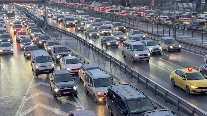 İstanbul'da akşam saatlerinde trafik yoğunluğu yüzde 90'a çıktı 