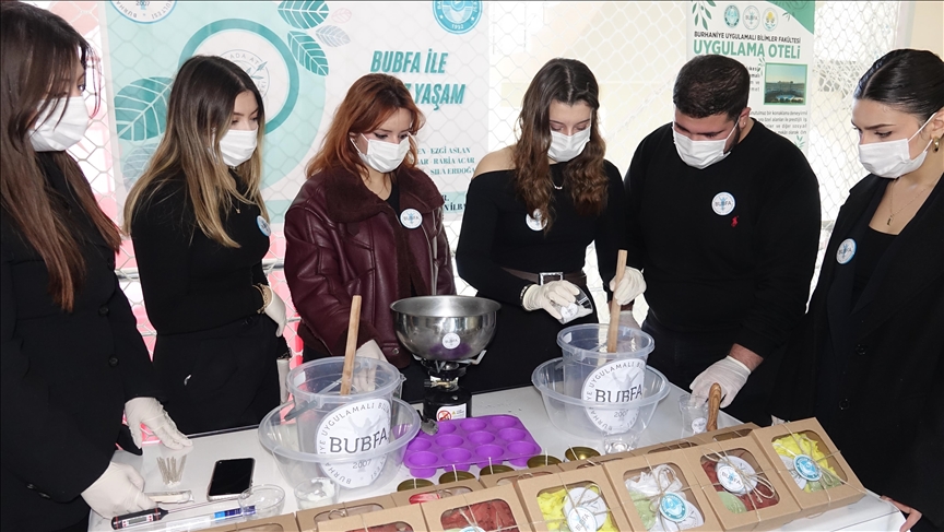 Üniversiteliler atık zeytinyağlarından ürettikleri sabun ve mumların gelirini Filistinlilere bağışlayacak