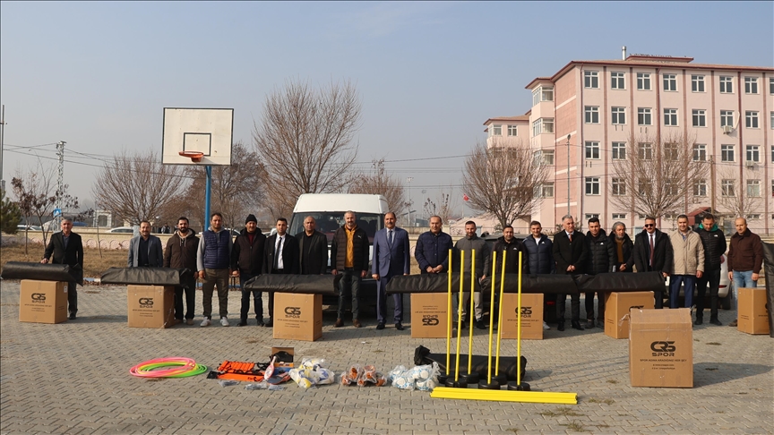 Milli Eğitim Bakanlığından Türkiye'nin en doğusundaki öğrencilere spor malzemesi desteği