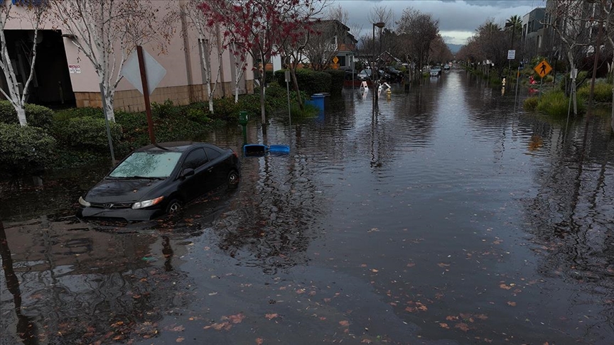 Обилните врнежи од дожд предизвикаа поплави во Менло Парк во Калифорнија