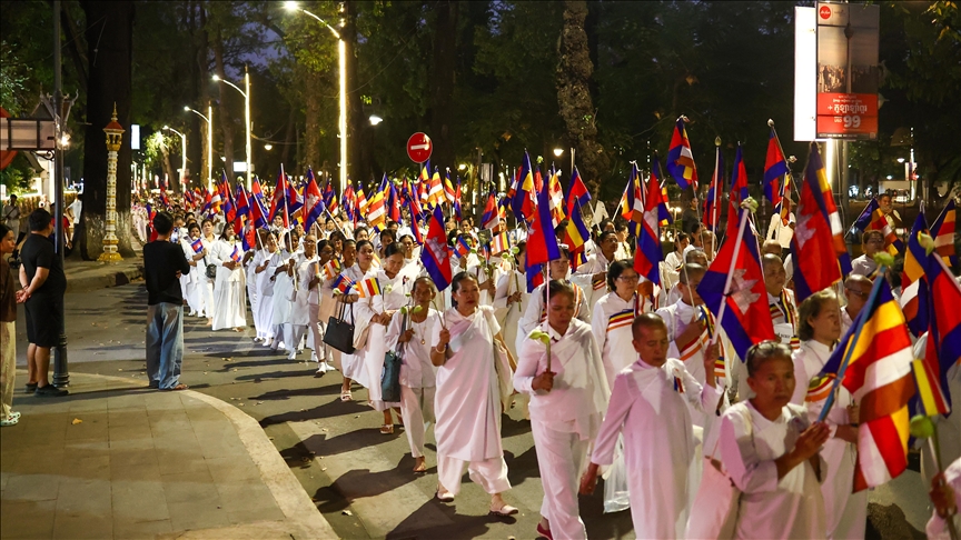 Mijëra kamboxhianë marshojnë zbathur për paqe me Tajlandën 