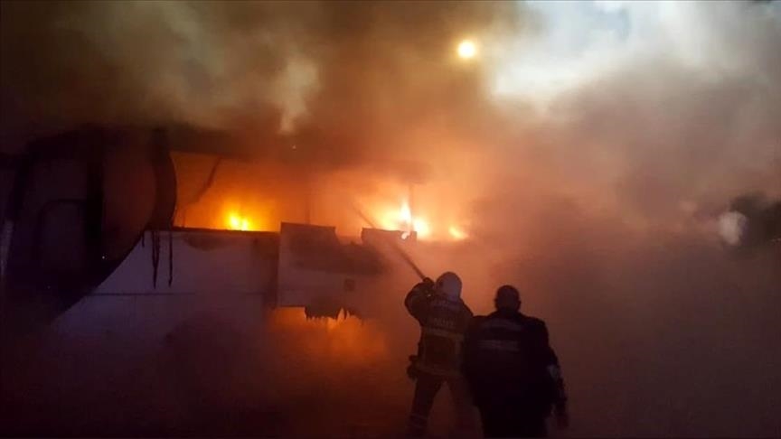 Во судир на патнички автобус и камион загинаа 9 лица во Индија