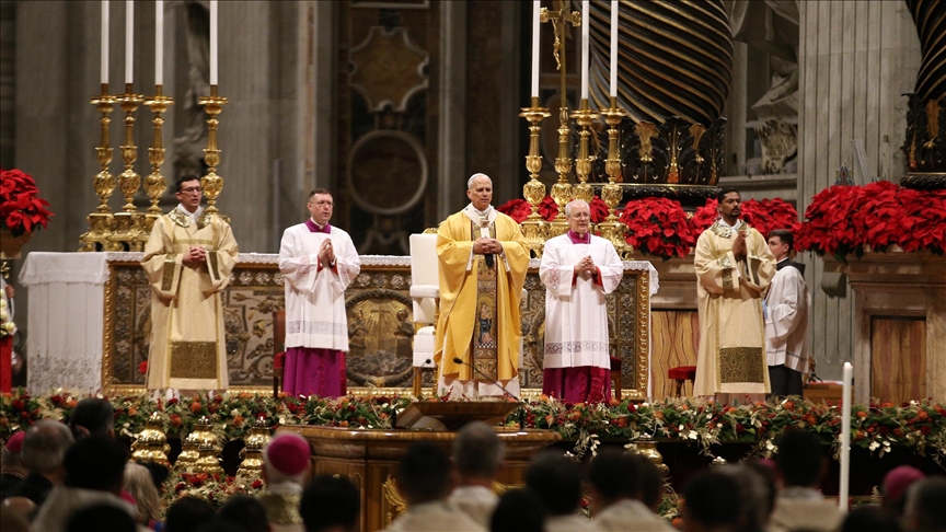 البابا ليو الرابع عشر يترأس أول قداس عيد ميلاد منذ انتخابه