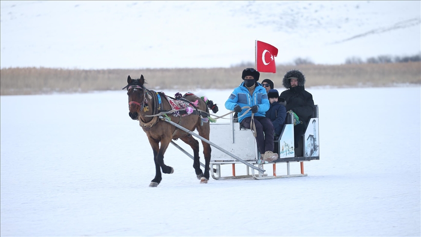 تركيا.. قطار الشرق ينعش السياحة ببحيرة تشلدر المتجمدة في قارص