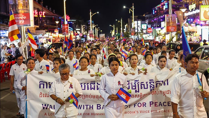 Илјадници луѓе маршираа боси за мир во Камбоџа додека продолжуваат судирите со Тајланд