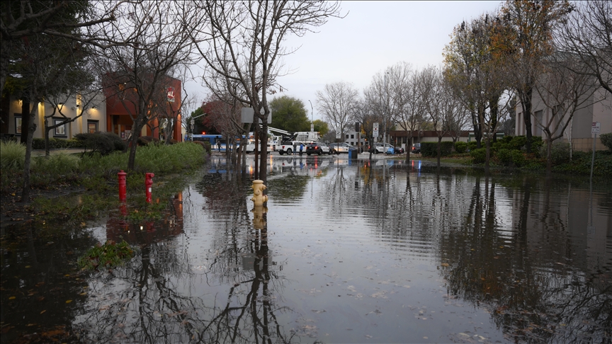 Reshjet e dendura shkaktojnë përmbytje të rrugëve në Menlo Park të Kalifornisë