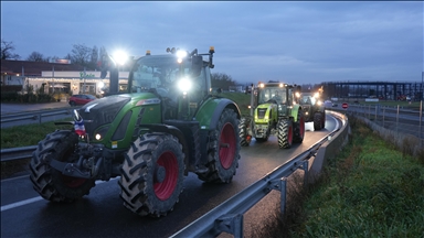  Француските земјоделци продолжуваат со блокадите на патиштата и покрај Божиќ