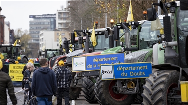 Los agricultores franceses continúan bloqueando carreteras y autopistas en el suroeste de Francia a pesar de la Navidad