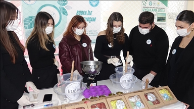 Üniversiteliler atık zeytinyağlarından ürettikleri sabun ve mumların gelirini Filistinlilere bağışlayacak