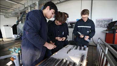 Bursa'da meslek liseliler, kendi markalarıyla tescilli Bursa bıçağı üretiyor