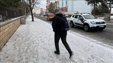 Kars ve Ardahan'da kar ile soğuk hava etkili oluyor