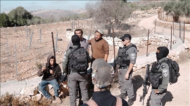 الضفة.. إصابة فلسطيني في هجوم لمستوطنين بحماية الجيش الإسرائيلي