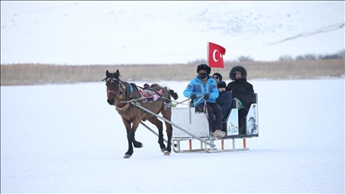 Turistik Doğu Ekspresi Çıldır Gölü'nü şenlendirdi