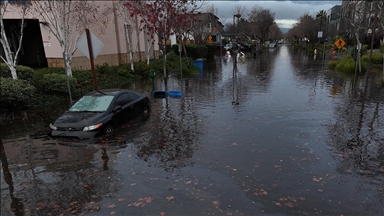 Обилните врнежи од дожд предизвикаа поплави во Менло Парк во Калифорнија