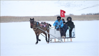 تركيا.. قطار الشرق ينعش السياحة ببحيرة تشلدر المتجمدة في قارص
