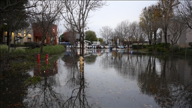 Reshjet e dendura shkaktojnë përmbytje të rrugëve në Menlo Park të Kalifornisë