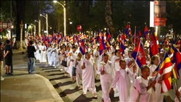 Mijëra kamboxhianë marshojnë zbathur për paqe me Tajlandën 