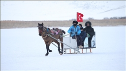 تركيا.. قطار الشرق ينعش السياحة ببحيرة تشلدر المتجمدة في قارص