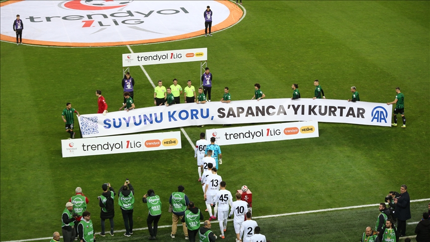 Sakaryaspor, "Suyunu Koru, Sapanca'yı Kurtar" pankartıyla maça çıktı