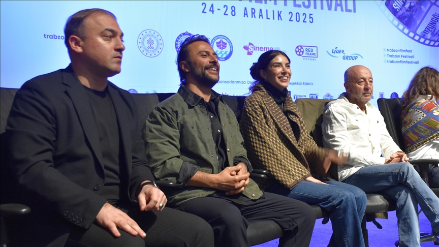 "Taşacak Bu Deniz" dizisi oyuncuları Trabzon Film Festivali'nde seyircileriyle buluştu