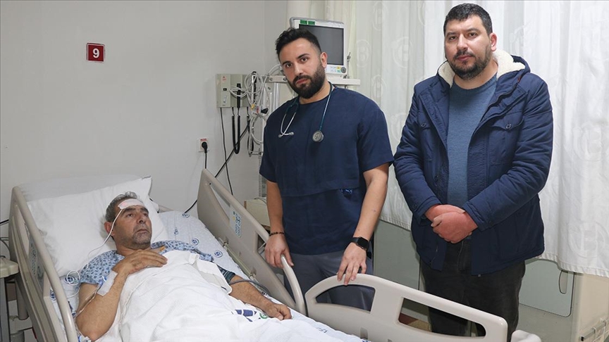 Suriye'de annenin öldüğü zehirlenme olayında baba ve oğluna Türkiye yardım eli uzattı