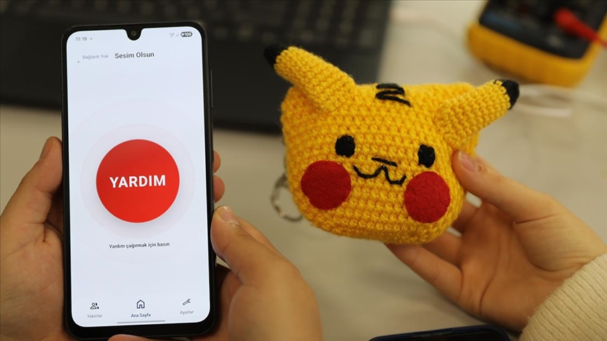 Üniversite öğrencileri, kadınlar için anahtarlık şeklinde acil yardım butonu tasarladı