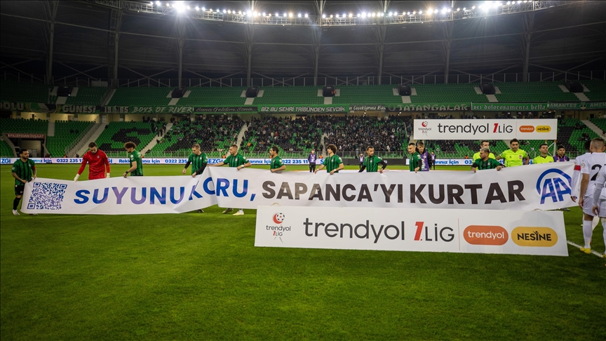 Sakaryaspor, "Suyunu Koru, Sapanca'yı Kurtar" pankartıyla maça çıktı