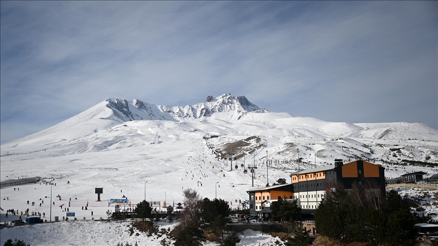 مع اقتراب رأس السنة.. إقبال كبير على مركز "أرجييس" للتزلج وسط تركيا