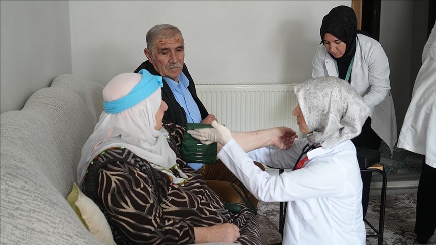Muş'ta sağlık ekipleri hastalıkların erken teşhisi için köy köy dolaşıyor