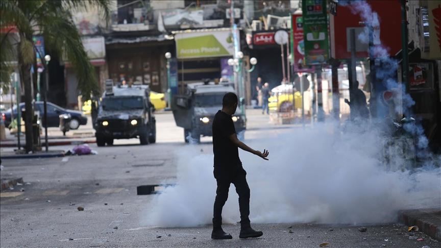 الضفة.. إصابة 10 فلسطينيين بالاختناق خلال اقتحام إسرائيلي لبلدة بيتا