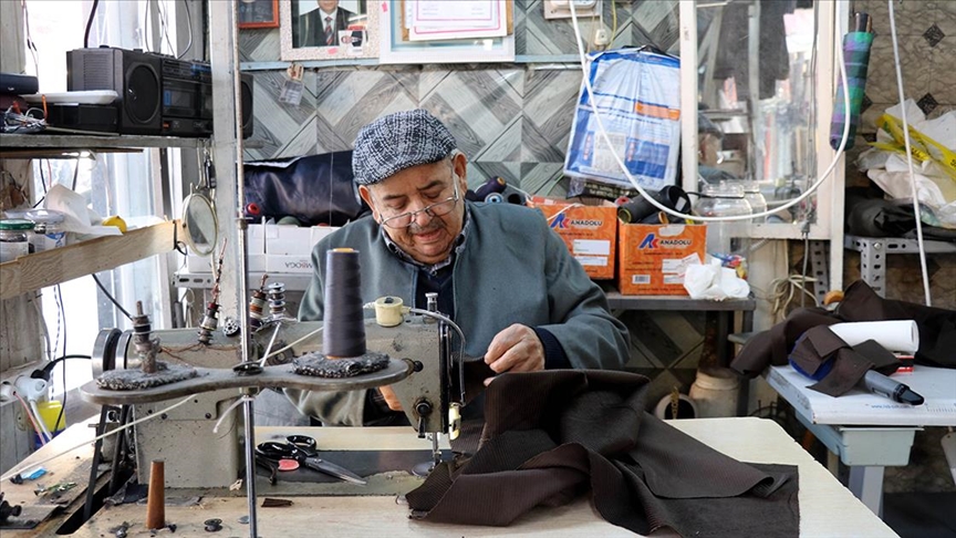 Çocuklarının ısrarına rağmen 78 yıldır sürdürdüğü terzilik mesleğini bırakmıyor