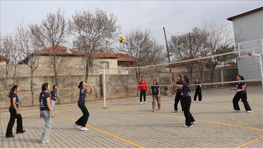 Beton zeminde yapılan antrenmanlarla ulaşılan bir şampiyonluk hikayesi; "Bozkırın Sultanları" 