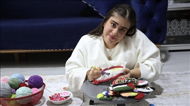 Doğuştan engelli Bengisu "panç nakışı" yaparak hayatına renk katıyor