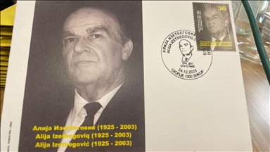 Maqedonia e Veriut prezanton pullën postare për 100-vjetorin e lindjes së Alija Izetbegoviqit