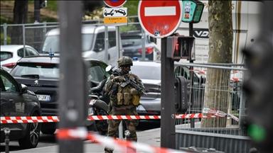 3 women injured in knife attack on Paris metro