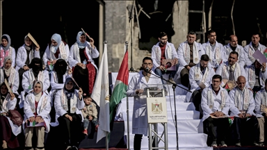 مدينة غزة.. حفل تخرج 168 طبيبًا فلسطينيا بمجمع الشفاء "المدمّر"