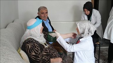 Muş'ta sağlık ekipleri hastalıkların erken teşhisi için köy köy dolaşıyor