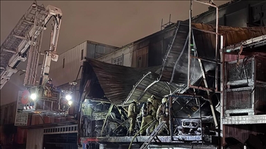 Başakşehir'de oto sanayi sitesinde çıkan yangına müdahale ediliyor