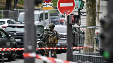 Три жени повредени во напад со нож во париското метро