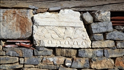 Roma dönemine ait tapınaktaki kabartmalı taşlar köydeki eski yapıları süslüyor