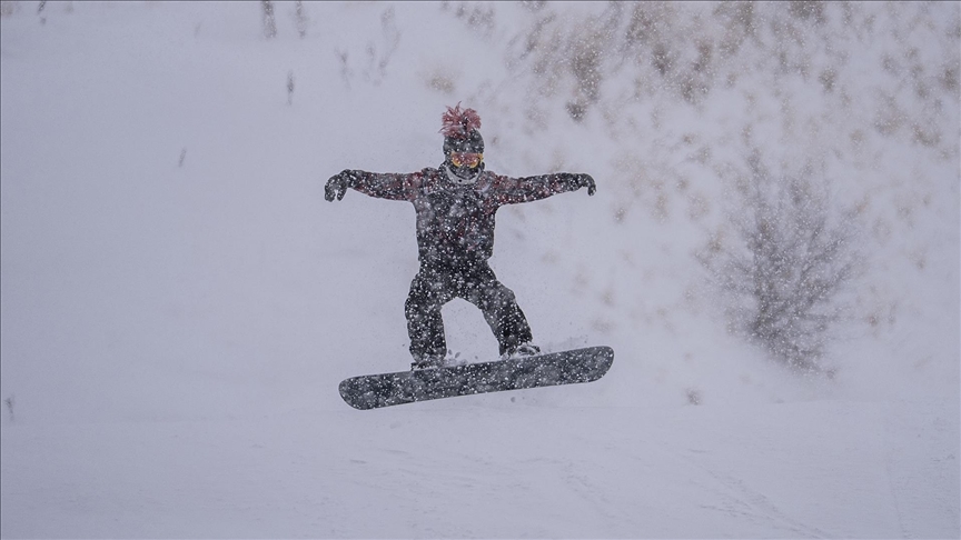 Palandöken'de yoğun kar yağışı altında kayak keyfi yaşanıyor