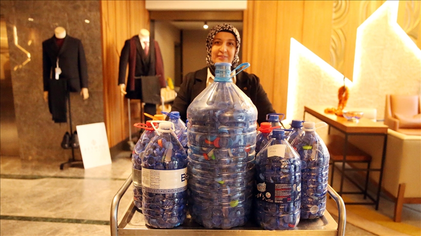 Otelde kullanılan pet şişelerin kapakları engellilere tekerlekli sandalye oluyor